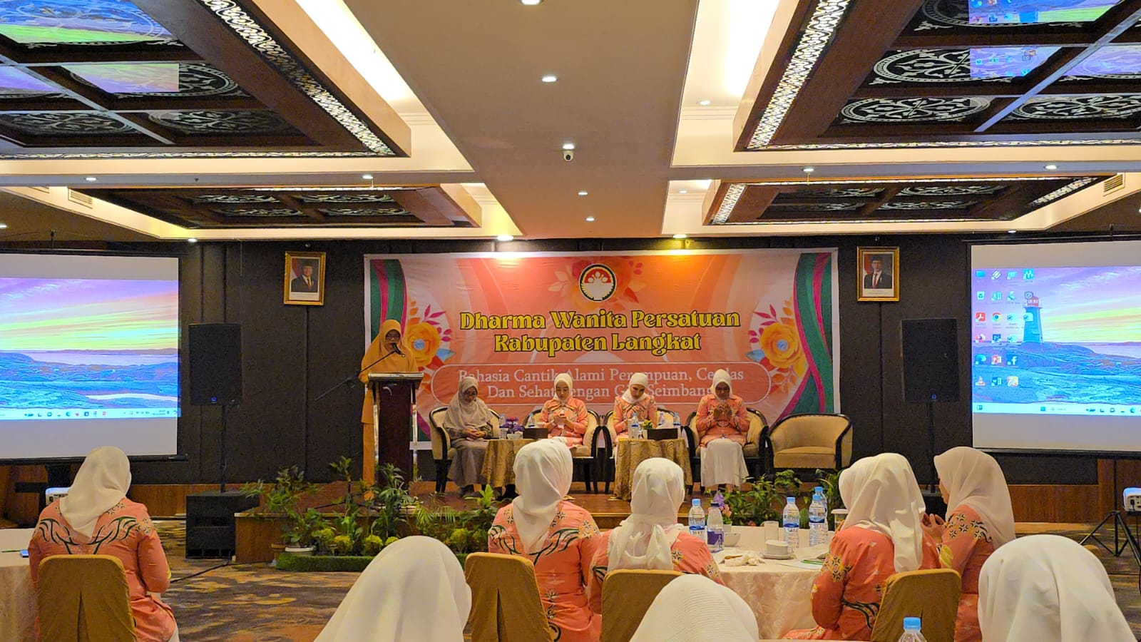 You are currently viewing Ketua DWP Kemenag Pimpin Doa pada Seminar HUT DWP ke-25 Kabupaten Langkat